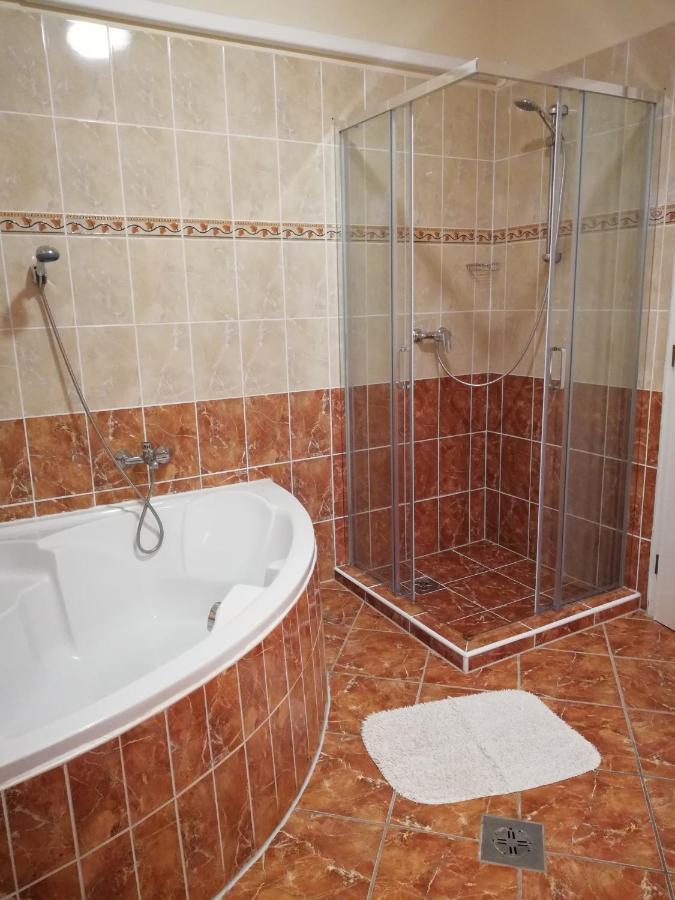 Imola Es Andrea Apartmanhaz Apartment Hajduszoboszlo Luaran gambar